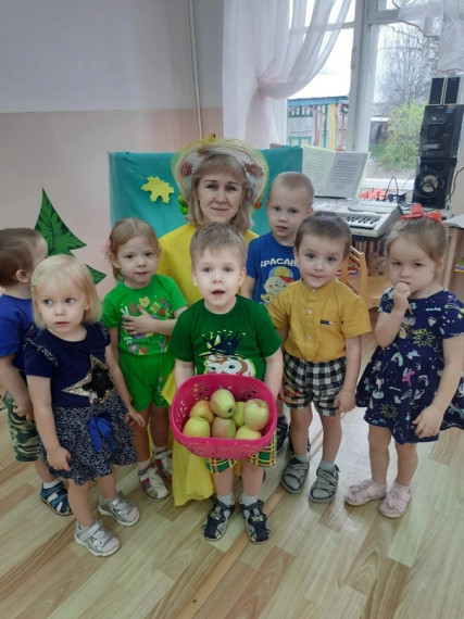 Сегодня во 2 младшей группе прошел традиционный праздник осени "Путешествие в осенний лес", в котором все дети приняли активное участие..